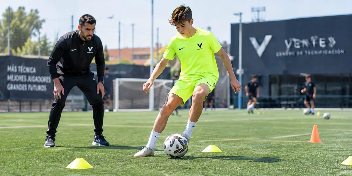 Jugador de fútbol base en una sesión de tecnificación individual en Valencia